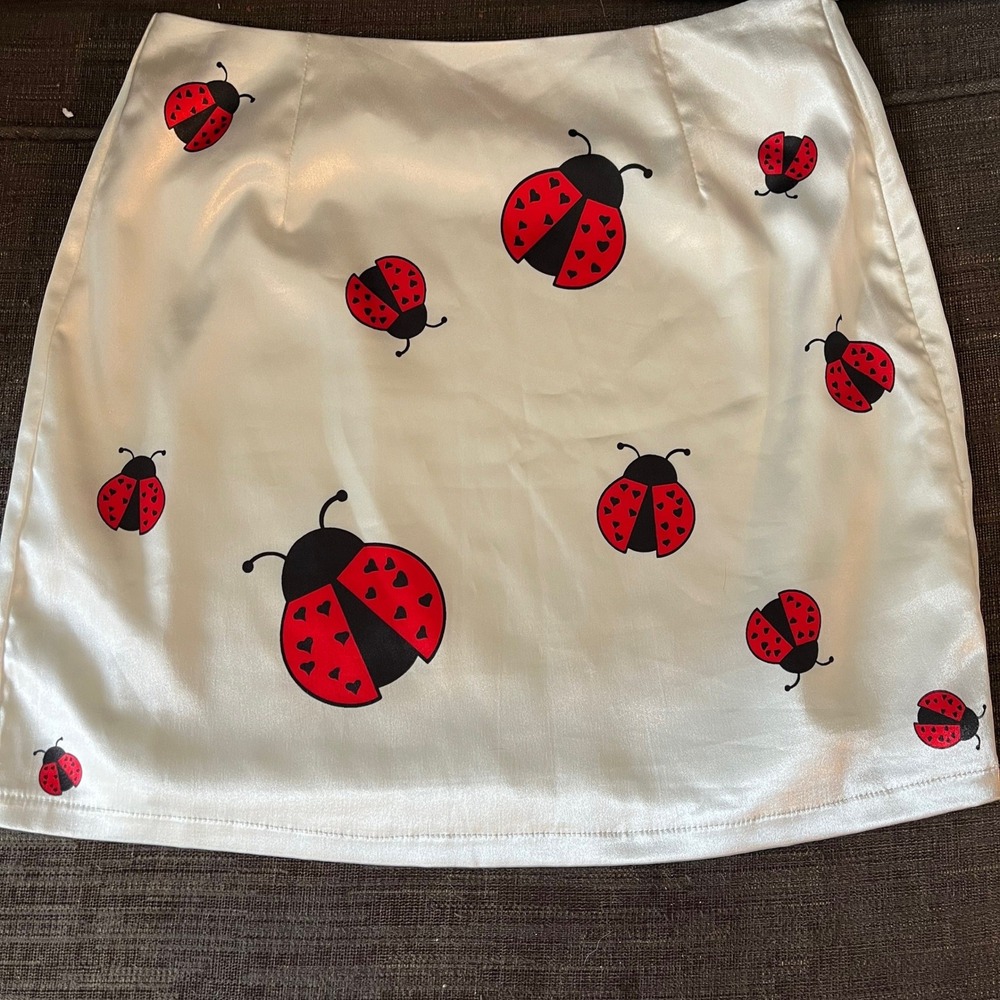 LES MISS White Satin Whimsical Ladybug Mini Skirt Size Small